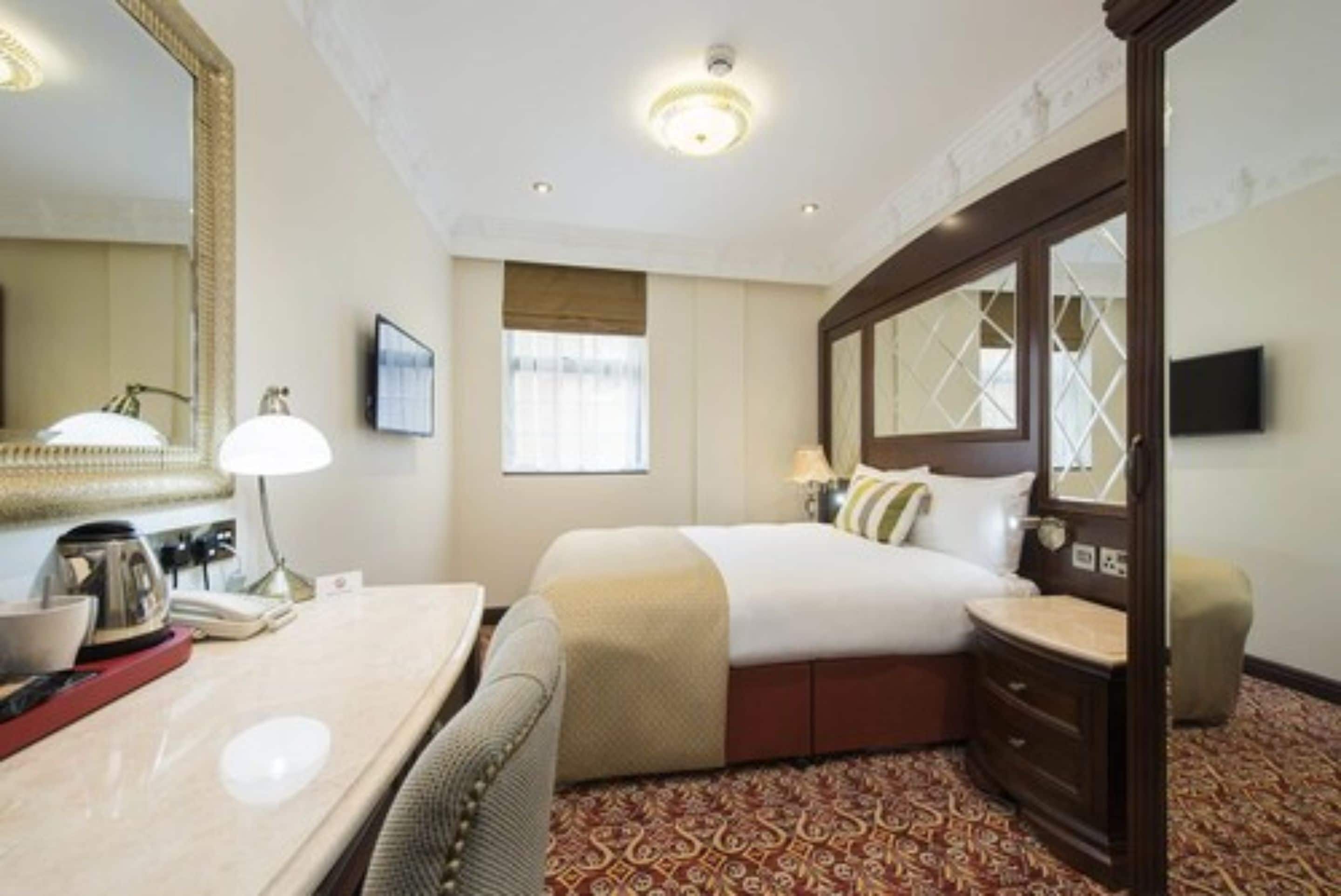 deluxe double room, 1 double bed | premium bedding, pillow-top beds, in-room safe, desk