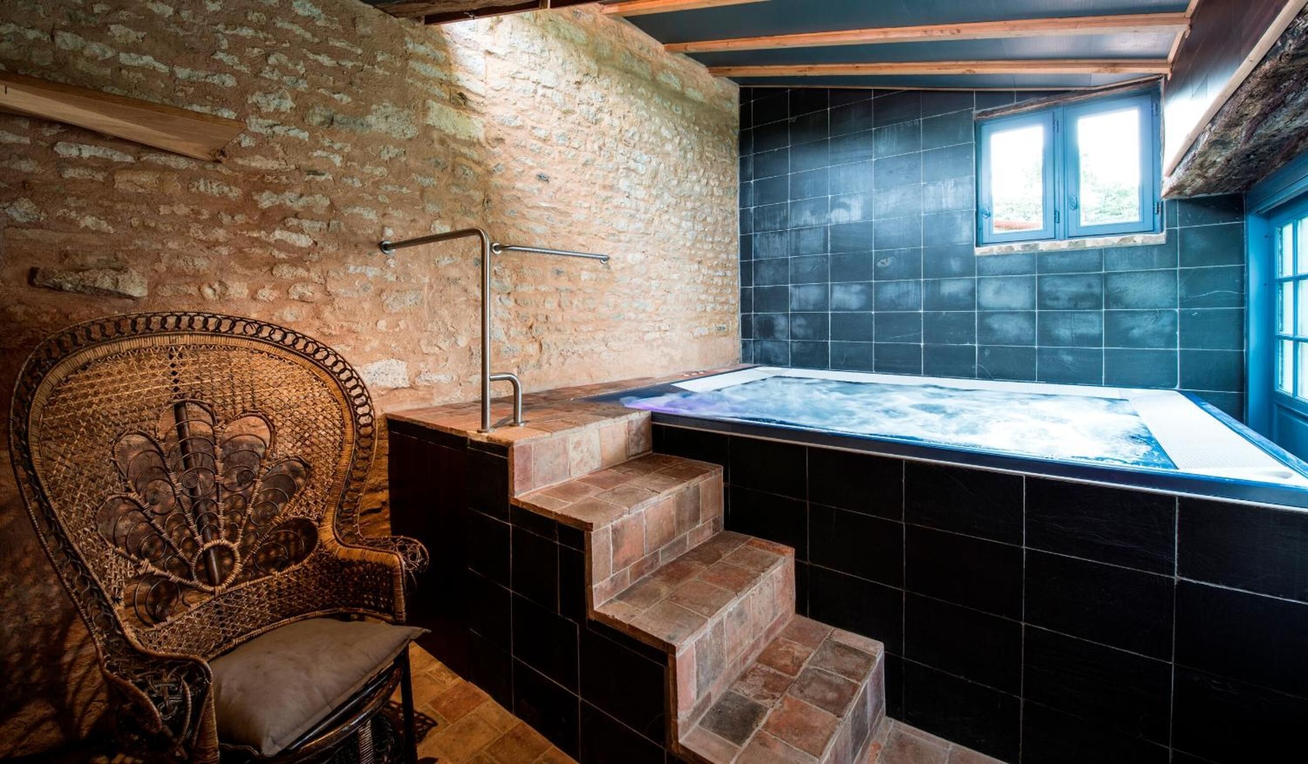 Tina con regadera, amenidades de baño gratuitas, secadora de cabello 