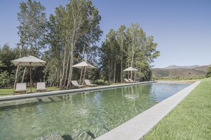 Outdoor pool, pool umbrellas, pool loungers - La Cotte Forest Cottages (Franschhoek)