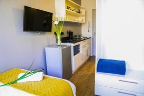 Studio | Living area | Flat-screen TV