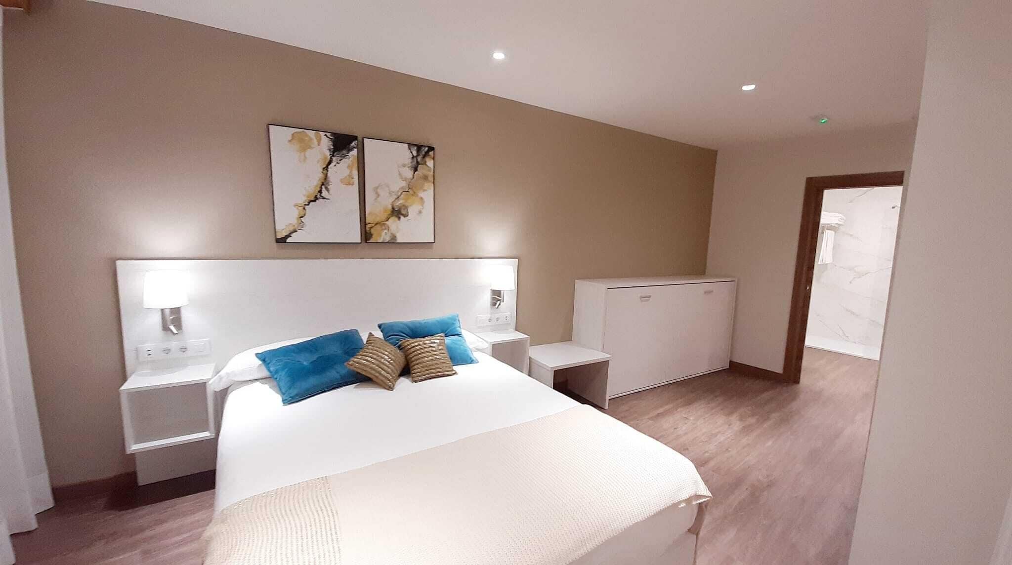 Habitación familiar | Ropa de cama de alta calidad, escritorio y cortinas blackout 