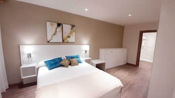 Habitación familiar | Ropa de cama de alta calidad, escritorio y cortinas blackout
