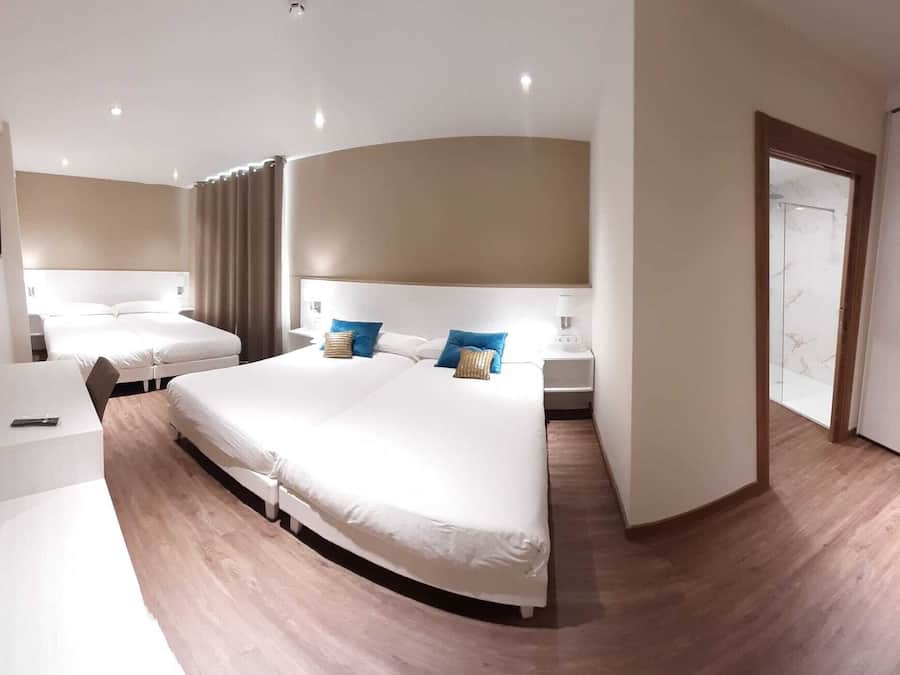 Premium bedding, desk, blackout curtains, free cots/infant beds