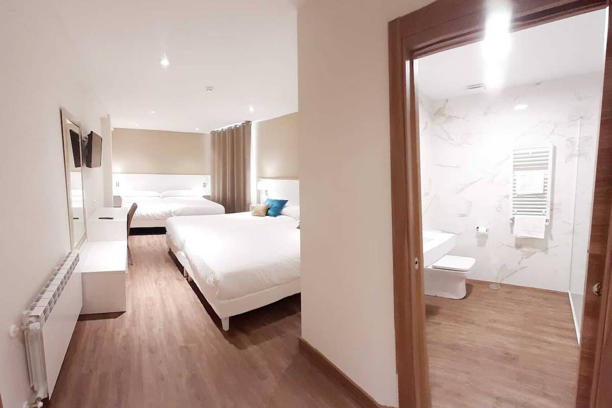 Vierpersoonskamer | Luxe beddengoed, een bureau, verduisterende gordijnen, gratis babybedden