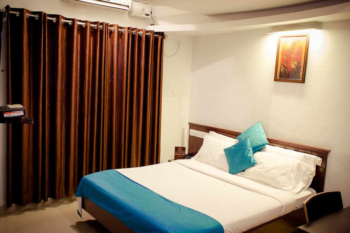 Deluxe Double Room, 1 Double Bed | In-room safe, desk, laptop workspace, iron/ironing board (on request)