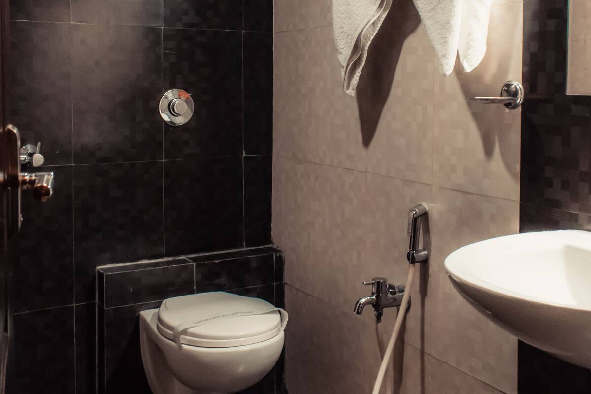 Deluxe Triple Room, Multiple Beds | Bathroom | Shower, rainfall showerhead, free toiletries, hair dryer (on request)