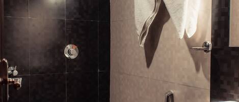 Un baño moderno con inodoro, bidé y lavamanos.