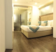 Executive Suite | Free minibar items, in-room safe, soundproofing, iron/ironing board