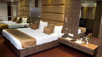Suite junior, 1 habitación, fumadores | 1 dormitorio, minibar (con algunos artículos gratuitos), caja fuerte