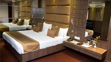 Junior Suite, 1 Bedroom, Smoking | Item bar mini percuma, peti besi dalam bilik, kalis bunyi 