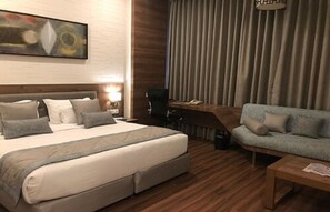 Quarto club | Frigobar (abastecido com alguns itens grátis), cofres nos quartos