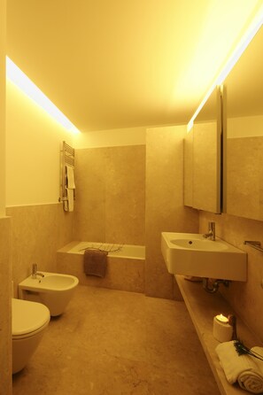 Appartement, 4 chambres, vue ville (Calçada do Combro, 127) | Salle de bain | Douche, sÚche-cheveux, serviettes fournies