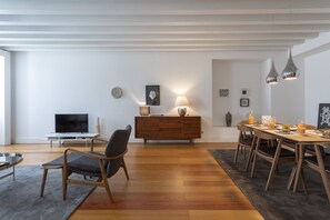 Apartment, 2 Schlafzimmer | Wohnbereich | Flachbildfernseher