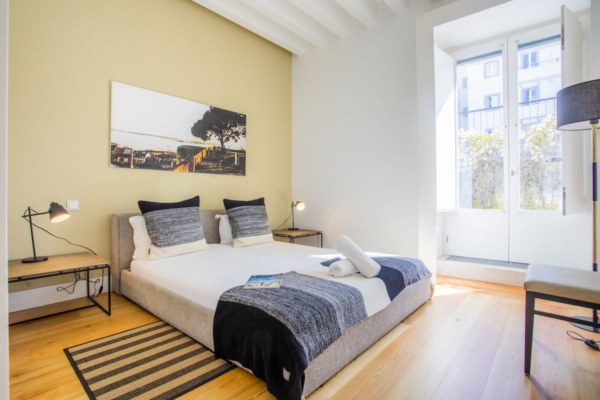 Apartment, 2 Bedrooms, Terrace, City View (Calçada do Combro, 127) | Soundproofing, iron/ironing board, cots/infant beds, free WiFi