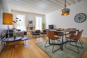 Departamento, 2 habitaciones, Terraza, vista a la ciudad (Calçada do Combro, 127) | Sala de estar | Televisión de pantalla plana