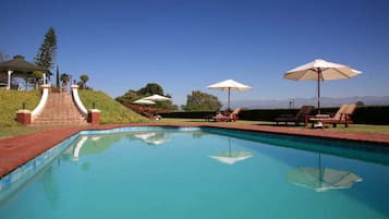 Piscine extérieure, parasols de plage, chaises longues