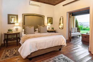 Signature Villa, Kitchenette, Mountain View | Egyptian cotton sheets, premium bedding, minibar, in-room safe - La Plume Boutique Hotel & Spa (Oudtshoorn)