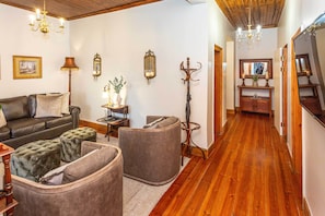 Signature Villa, Kitchenette, Mountain View | Living room
