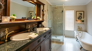 Luxury-Studiosuite, mit Bad, Bergblick | Badezimmer | Designer-Toilettenartikel, Haartrockner, Bademäntel, Handtücher