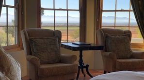Suite Deluxe, terrasse, vue montagne | Draps en coton égyptien, literie de qualité supérieure, minibar