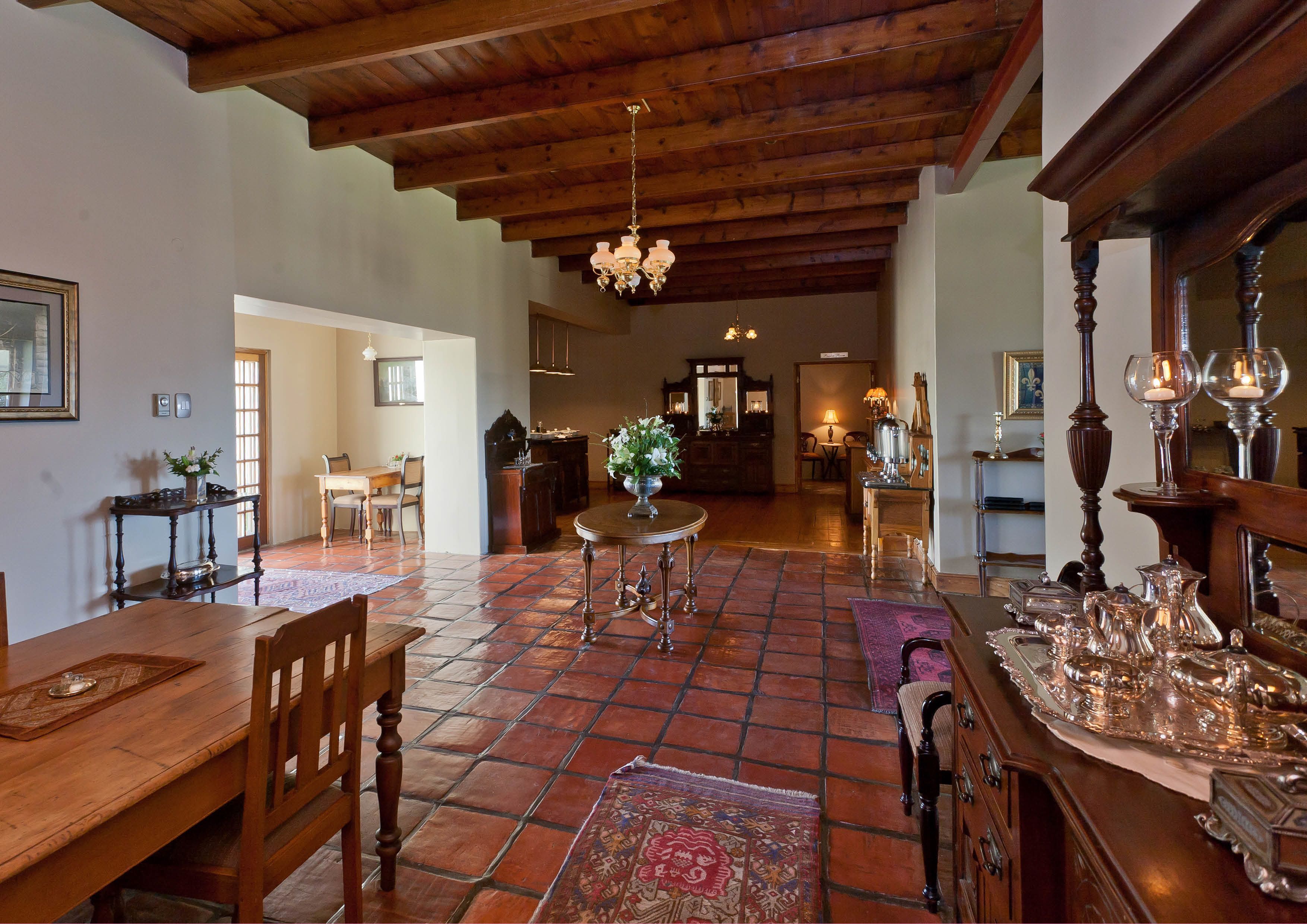 Der serveres morgenmad, frokost og aftensmad med udsigt til haven 