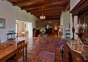 供应早餐、午餐和晚餐，本地与国际菜，花园景观