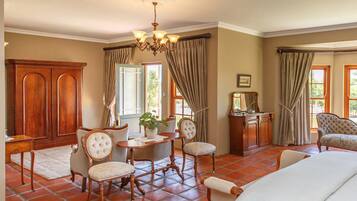 高级套房, 独立浴室, 山景 | 起居区