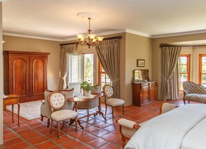 Suite Supérieure, salle de bains attenante, vue montagne | Coin séjour