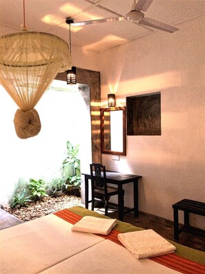 Standard-herbergi með tvíbreiðu rúmi (with Fan) | Dúnsængur, rúm með Select Comfort dýnum, sérhannaðar innréttingar