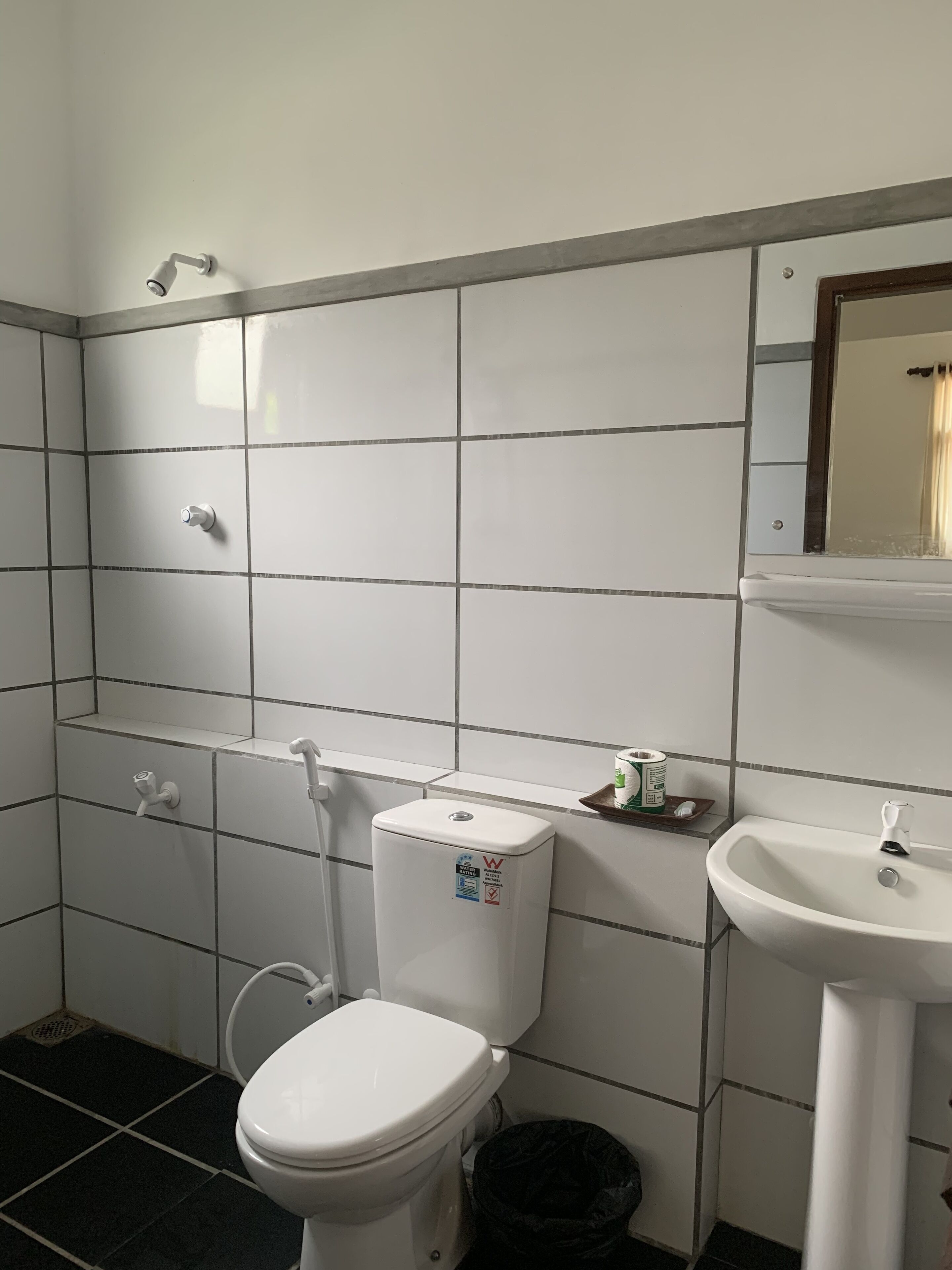 Un baño con inodoro, bidé y lavamanos.