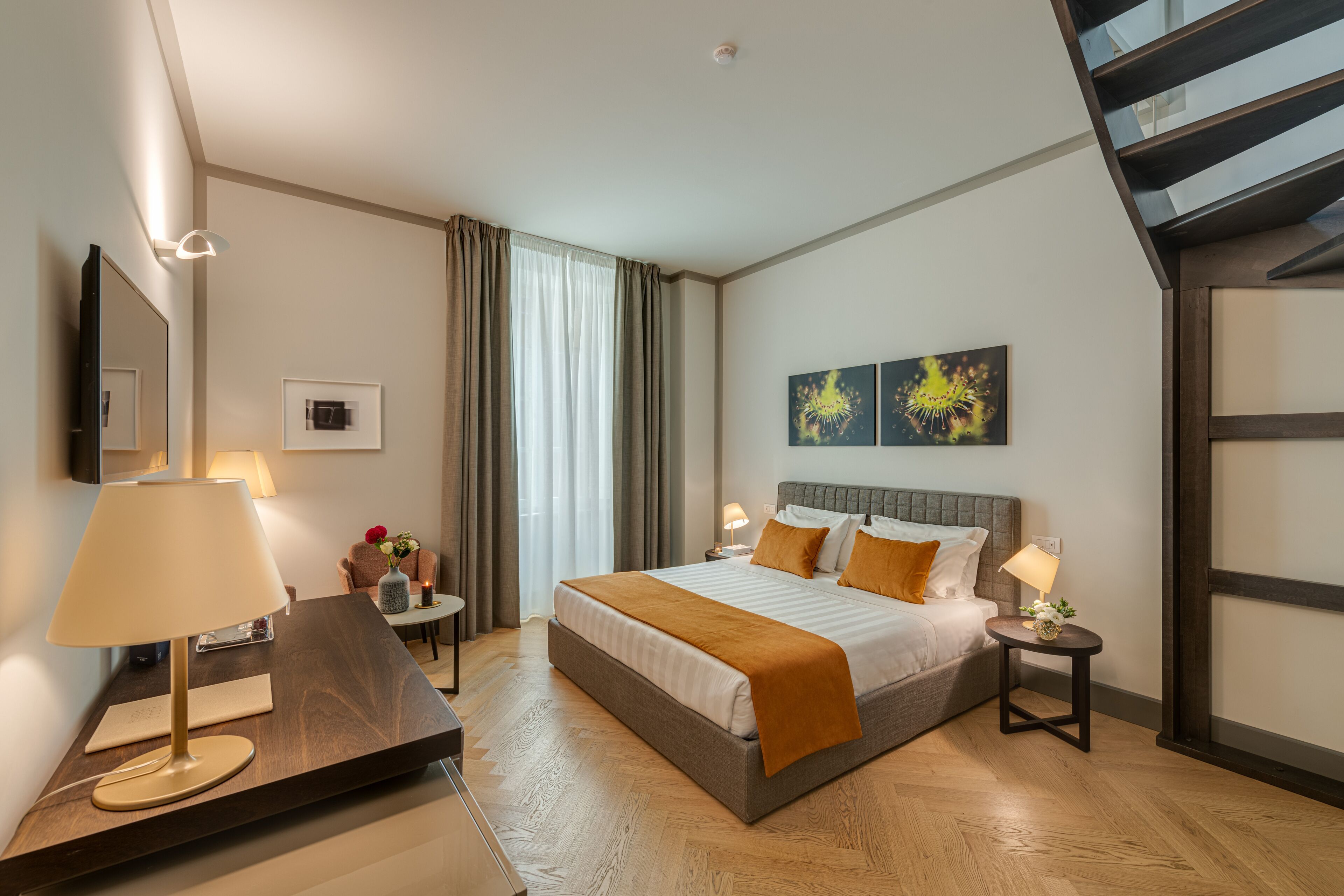 Roupas de cama premium, frigobar, cofres nos quartos