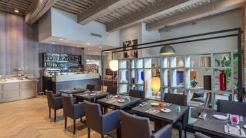 Un ristorante moderno con travi in legno, un'area bar e diverse opzioni di posti a sedere.