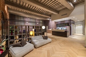 Un soggiorno moderno con divano, libreria e angolo bar.