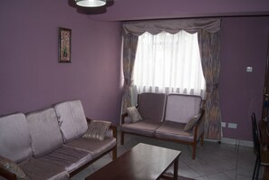 ห้องสแตนดาร์ดสตูดิโอสวีท, เตียงควีนไซส์ 1 เตียง, วิวเมือง | บริเวณนั่งเล่น