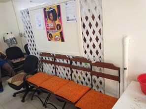 Una sala conferenze con un lungo tavolo, sedie e una lavagna.