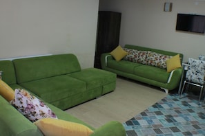 Suite, 1 camera da letto | Area soggiorno | TV LCD