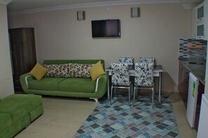 Suite, 1 Schlafzimmer | Wohnbereich | LCD-Fernseher