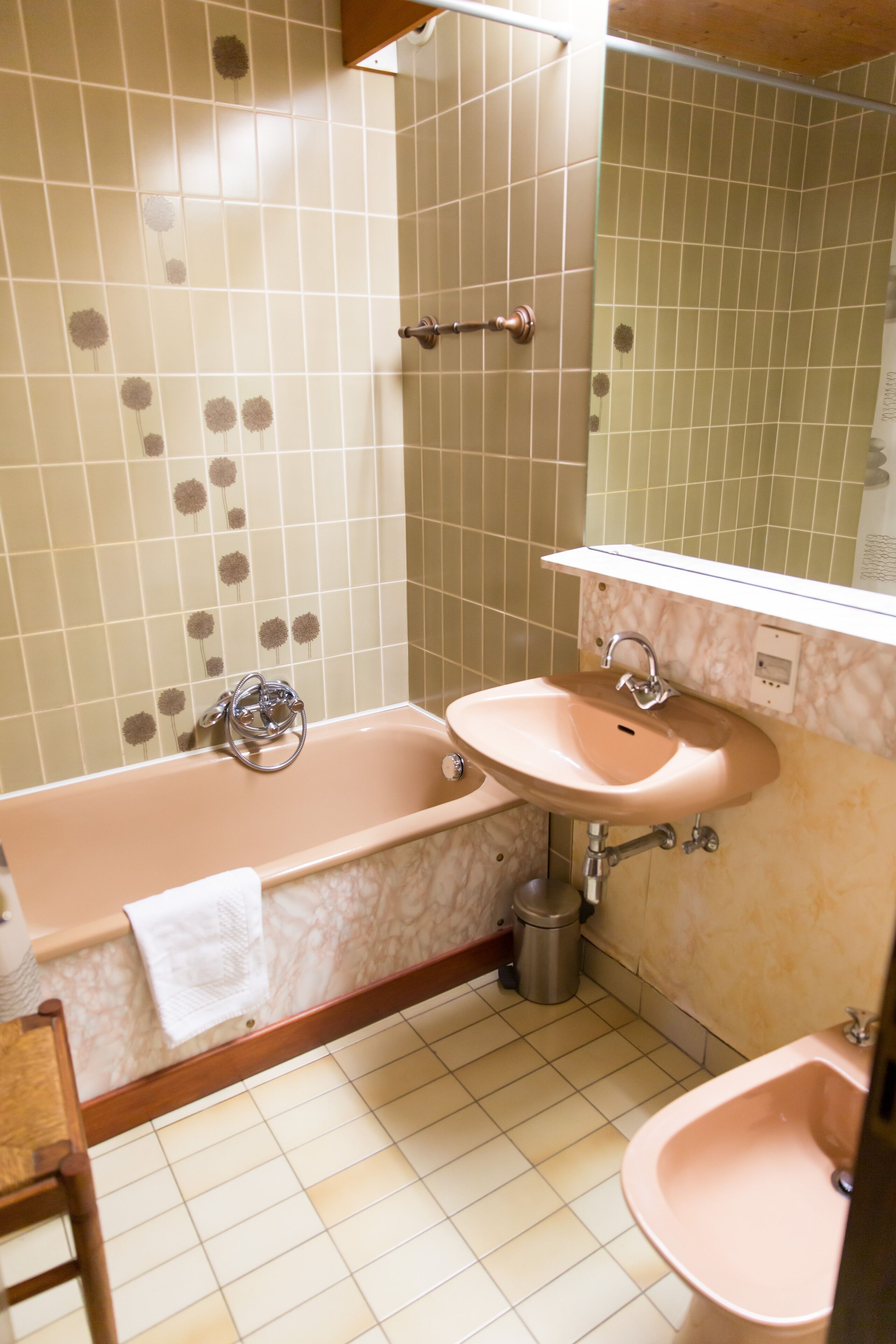 triple room | bathroom | bathtub, free toiletries, hair dryer, towels