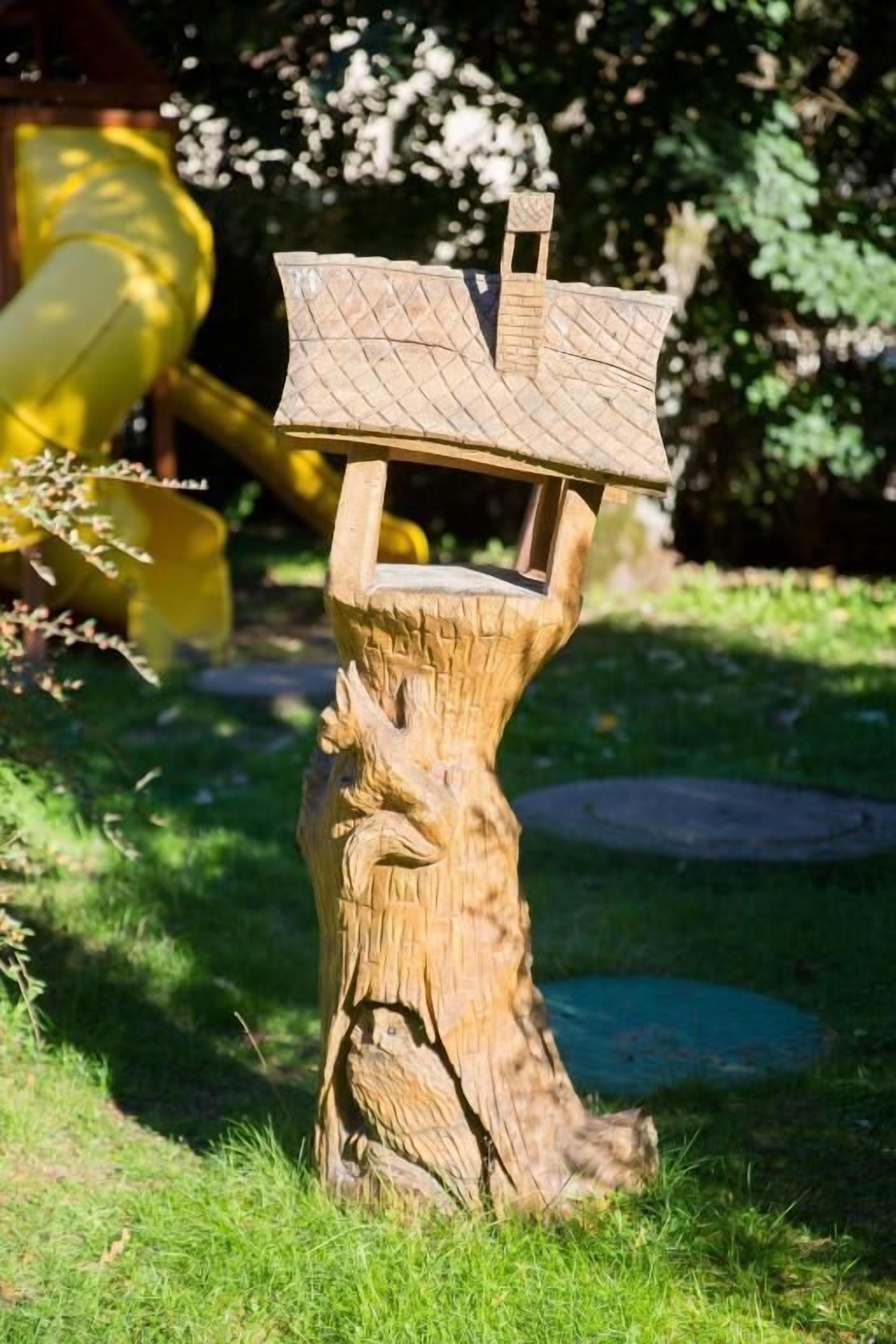 Un modelo de barco de madera sobre un tocón de árbol.