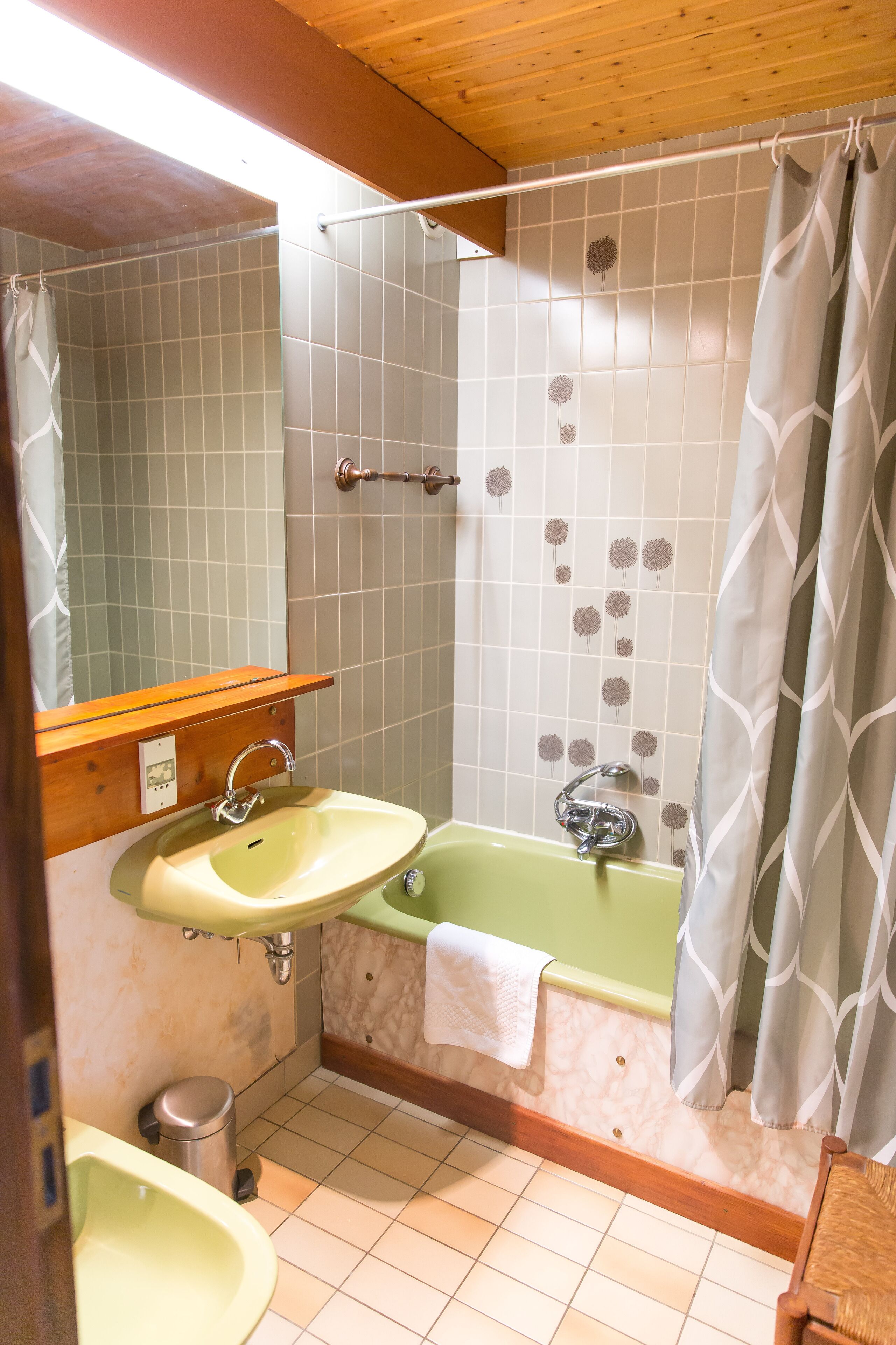 quadruple room | bathroom | bathtub, free toiletries, hair dryer, towels