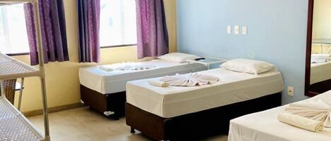 Standaard driepersoonskamer | Een minibar, gratis wifi, beddengoed