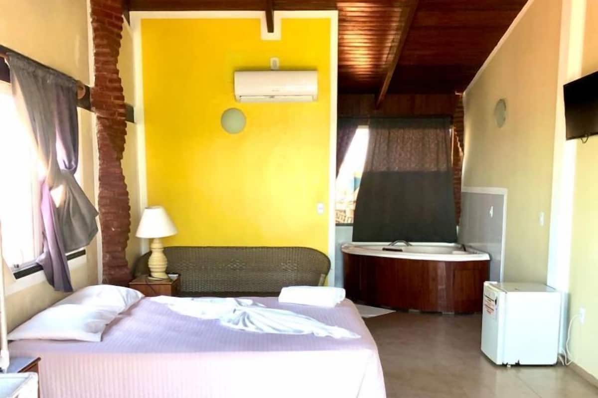 Suite, uitzicht op oceaan | Een minibar, gratis wifi, beddengoed