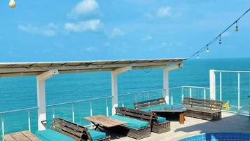 2 สระว่ายน้ำกลางแจ้ง