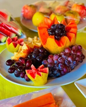 بوفيه فطور مجانًا يوميًا