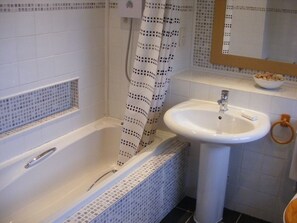 House | Bathroom | Free toiletries, hair dryer, towels - Cherry Tree Lodge (Marazion)