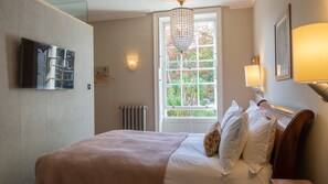 Charming Room | Hypo-allergenic bedding, individually decorated, individually furnished - Southernhay House Hotel (Exeter)