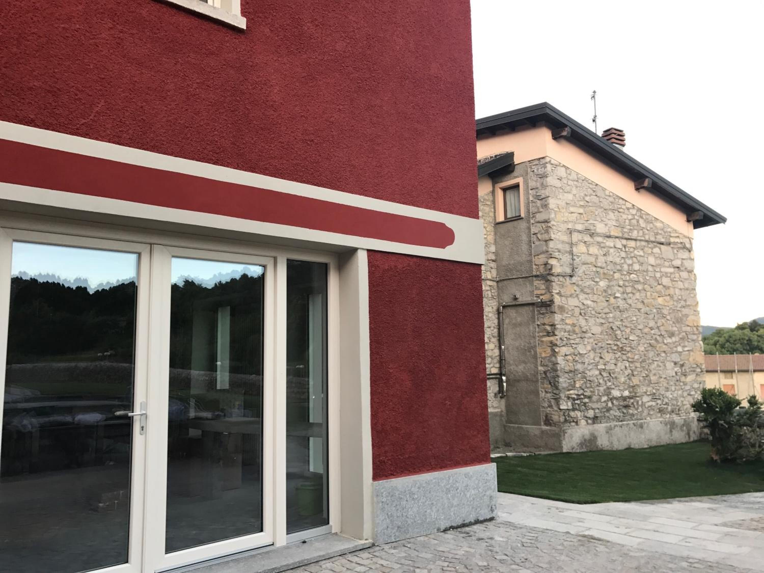 Um edifício com fachada de pedra e exterior vermelho.