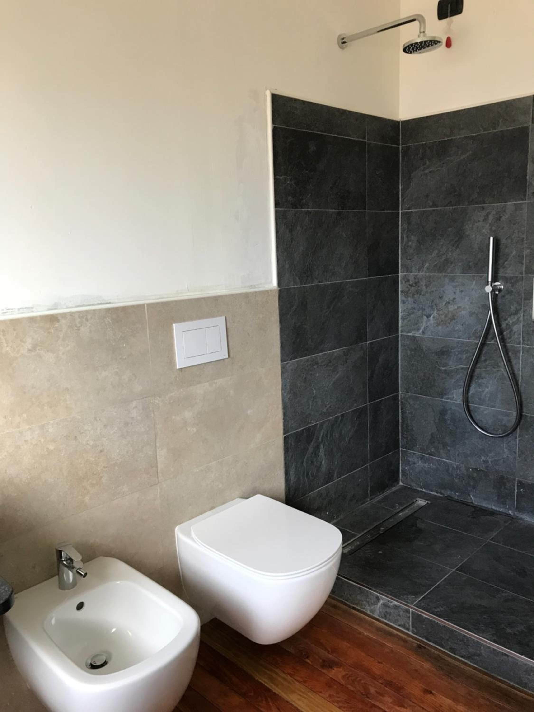 Un ba ño con bidé, ducha e inodoro.