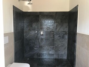 Shower, free toiletries, hair dryer, towels - Corte di Pellio (Alta Valle Intelvi)