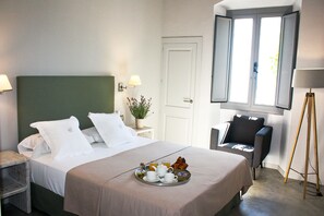 Suite, vista a la ciudad | Ropa de cama de alta calidad y caja de seguridad en la habitación 